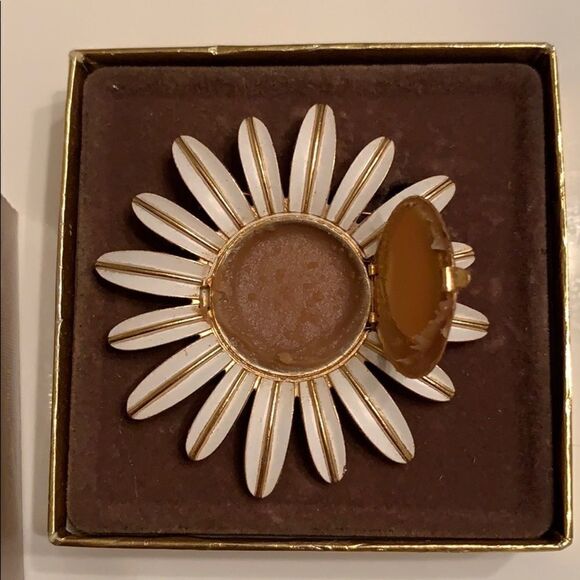 Vintage Avon daisy brooch in original box - Picture 3 of 4